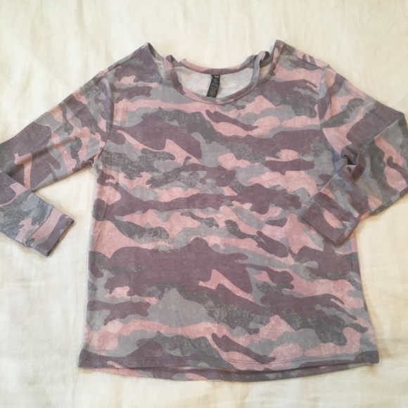 Reebok Tops - Reebok workout camo Top. So soft! Size L
